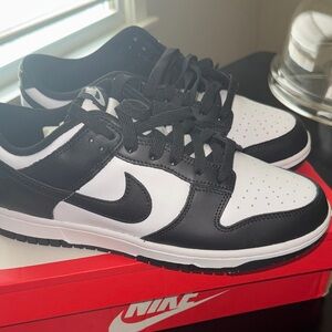 Nike Men’s Black and White Low-Top Sneakers — Classic Two-Tone Design
